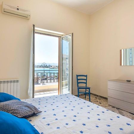 Casetta Vista Mare In Piazza A Mondello Palermo Exteriör bild