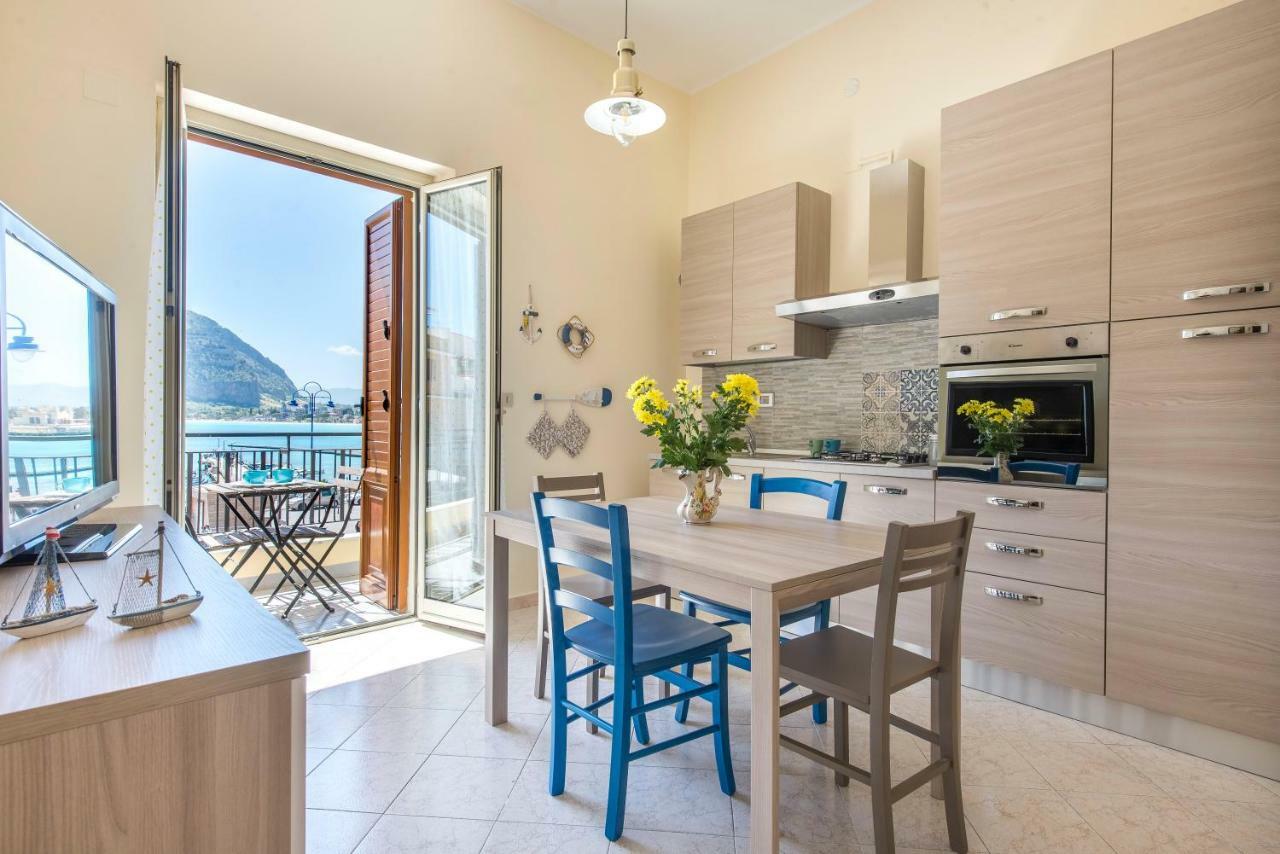 Casetta Vista Mare In Piazza A Mondello Palermo Exteriör bild